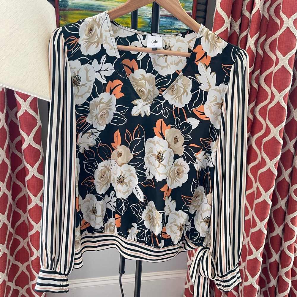 Cabi mixed print Sz M EUC Enchant along Sleeve Blouse